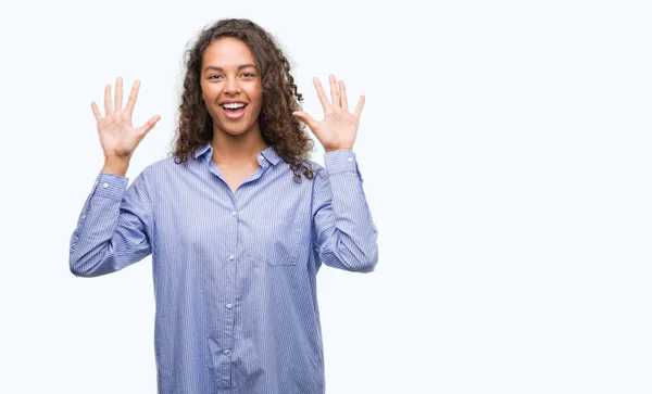 Junge Hispanische Geschäftsfrau Zeigt Und Zeigt Mit Finger Nummer Zehn — Stockfoto