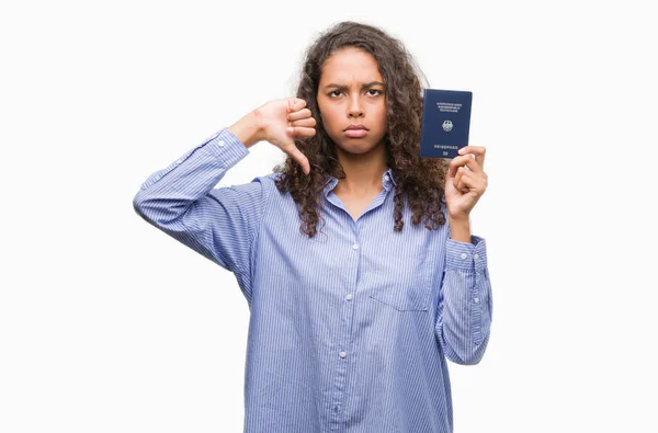 Junge Hispanische Frau Mit Deutschem Pass Mit Wütendem Gesicht Negatives — Stockfoto