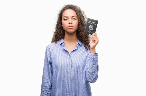 Νεαρή Γυναίκα Ισπανόφωνος Κατέχουν Διαβατήριο Της Ιταλίας Μια Αυτοπεποίθηση Έκφραση — Φωτογραφία Αρχείου