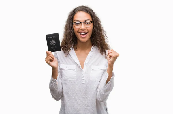 Młody Hiszpanin Kobieta Paszportem Stany Zjednoczone Krzyczy Dumny Świętuje Zwycięstwo — Zdjęcie stockowe