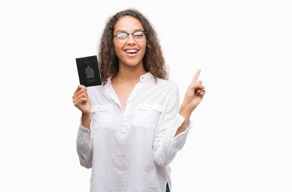 Jovem Hispânica Segurando Passaporte Canadá Muito Feliz Apontando Com Mão — Fotografia de Stock