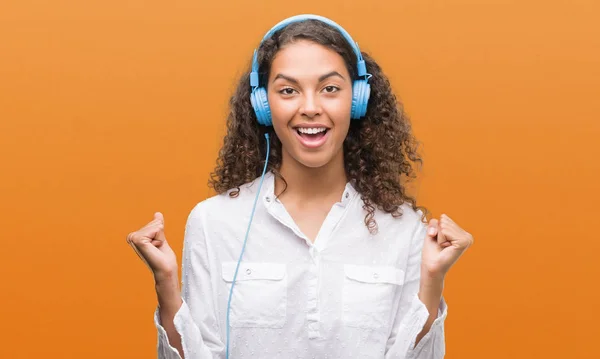 Νεαρή Γυναίκα Ισπανόφωνος Που Φορούν Ακουστικά Ουρλιάζοντας Περήφανος Και Γιορτάζει — Φωτογραφία Αρχείου