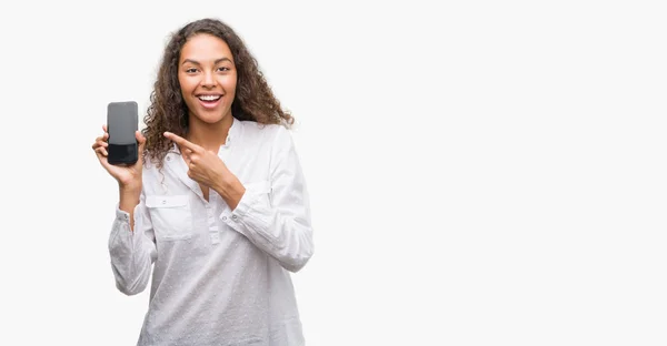 Mujer Hispana Joven Usando Smartphone Muy Feliz Señalando Con Mano — Foto de Stock