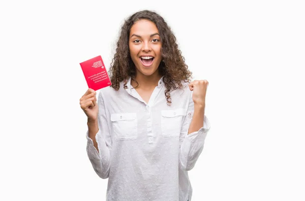 Junge Hispanische Frau Mit Schweizer Pass Schreit Stolz Und Feiert — Stockfoto