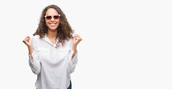 Junge Hispanische Frau Mit Sonnenbrille Schreit Stolz Und Feiert Sieg — Stockfoto