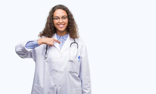 Jovem Hispânico Médico Mulher Com Surpresa Rosto Apontando Dedo Para — Fotografia de Stock