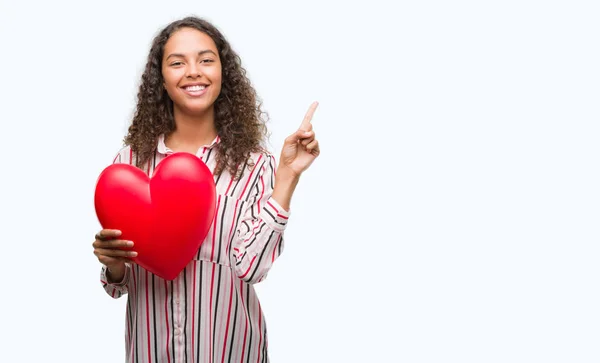 Jovem Hispânica Apaixonada Segurando Coração Vermelho Muito Feliz Apontando Com — Fotografia de Stock