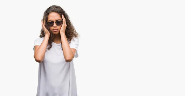 Junge Hispanische Frau Trägt Sonnenbrille Mit Der Hand Auf Dem — Stockfoto