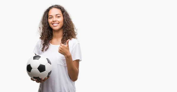 Mujer Hispana Joven Sosteniendo Pelota Fútbol Feliz Con Una Gran —  Fotos de Stock