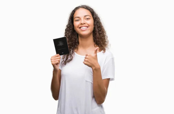Mujer Hispana Joven Sosteniendo Pasaporte Australia Feliz Con Una Gran —  Fotos de Stock
