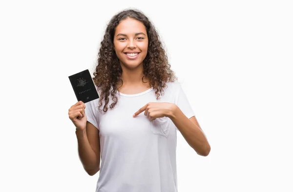 Молодая Латиноамериканка Паспортом Австралии Неожиданным Лицом Указывающим Пальцем Себя — стоковое фото
