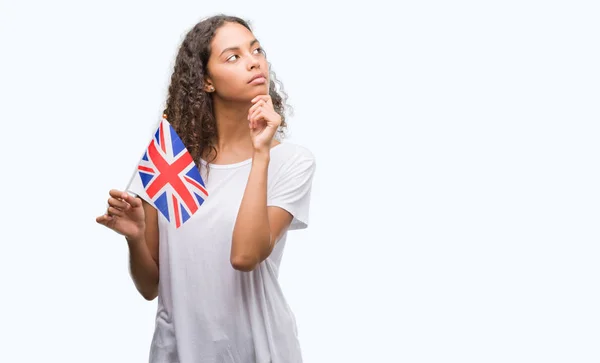 Mladá Žena Hispánský Drží Vlajku Spojeného Království Vážná Tvář Uvažování — Stock fotografie