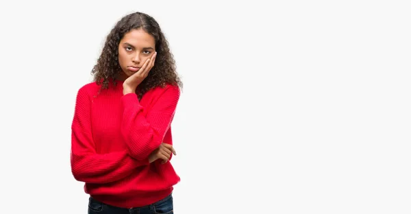 Молода Іспаномовна Жінка Червоному Светрі Думає Виглядає Втомленою Нудною Проблемами — стокове фото