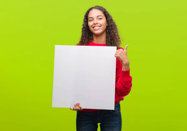 Jeune Femme Hispanique Tenant Une Bannière Vierge Heureuse Avec Grand — Photo