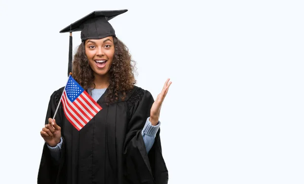 Mujer Hispana Joven Vistiendo Uniforme Graduación Sosteniendo Bandera Estados Unidos —  Fotos de Stock