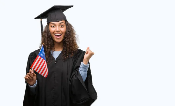 Mujer Hispana Joven Vistiendo Uniforme Graduación Sosteniendo Bandera Estados Unidos —  Fotos de Stock