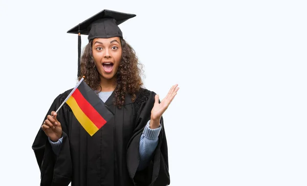 Mujer Hispana Joven Con Uniforme Graduación Sosteniendo Bandera Alemania Muy —  Fotos de Stock