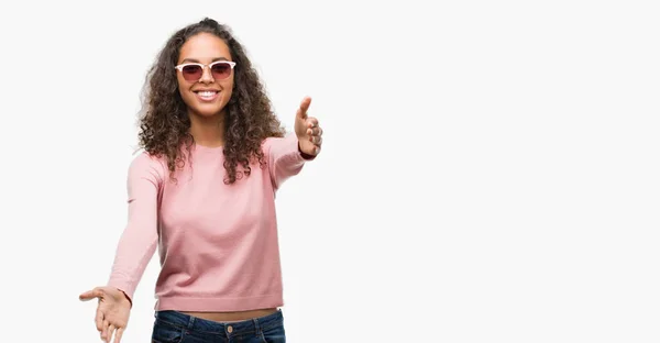 Hermosa Joven Hispana Con Gafas Sol Mirando Cámara Sonriendo Con —  Fotos de Stock