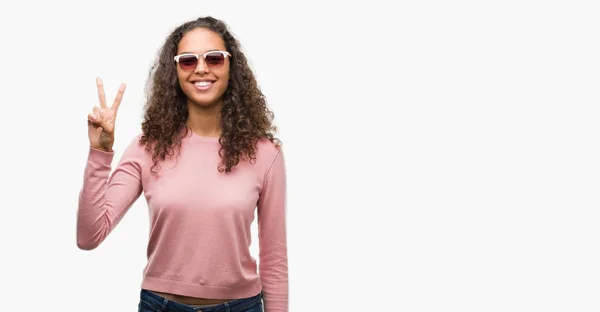 Schöne Junge Hispanische Frau Mit Sonnenbrille Zeigt Und Zeigt Mit — Stockfoto