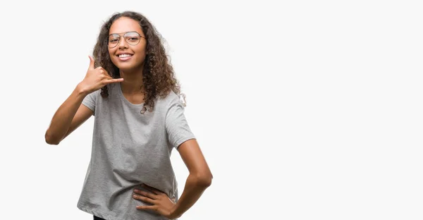 Schöne Junge Hispanische Frau Mit Brille Lächelnd Telefongeste Mit Händen — Stockfoto