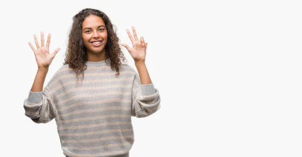 Красива Молода Іспаномовна Жінка Светрі Показує Вказує Пальцями Номер Вісімки — стокове фото