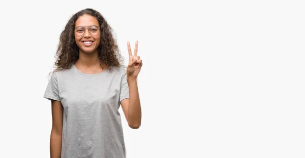 Schöne Junge Hispanische Frau Trägt Eine Brille Und Zeigt Mit — Stockfoto