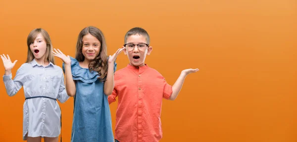 Grupo Niños Niñas Niños Sobre Fondo Naranja Muy Feliz Emocionado —  Fotos de Stock