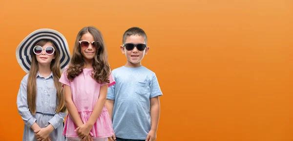 Grupo Niños Niñas Niños Sobre Fondo Naranja Con Una Cara —  Fotos de Stock