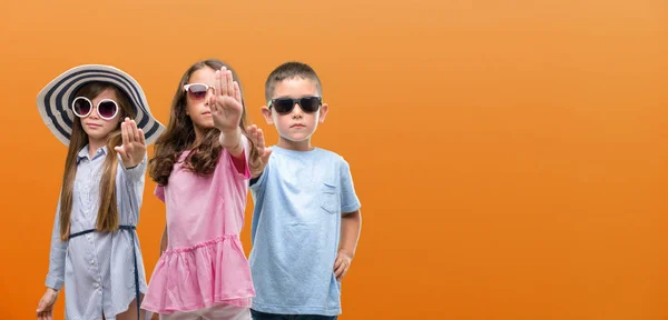 Gruppo Ragazzi Ragazze Bambini Sfondo Arancione Con Mano Aperta Facendo — Foto Stock