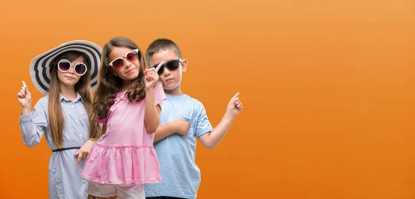 Group Boy Girls Kids Orange Background Very Happy Pointing Hand — Stock Photo, Image