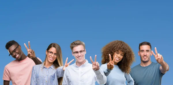 Composición Grupo Amigos Sobre Tierra Negra Azul Sonriendo Mirando Cámara —  Fotos de Stock