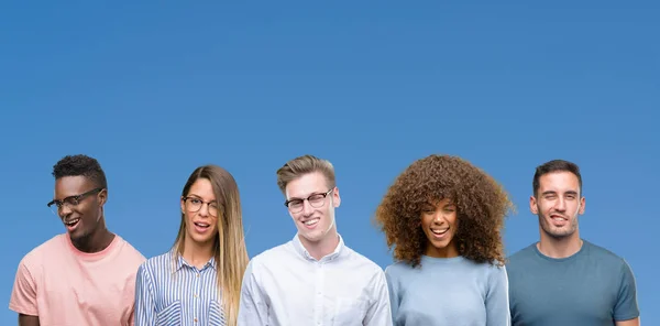 Zusammensetzung Einer Gruppe Von Freunden Über Blauem Schwarzgrund Die Augenzwinkernd — Stockfoto