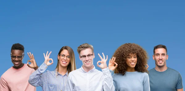 手と指で サインをしている肯定的な青い Blackground 笑顔には友達のグループの組成物 成功した式 — ストック写真