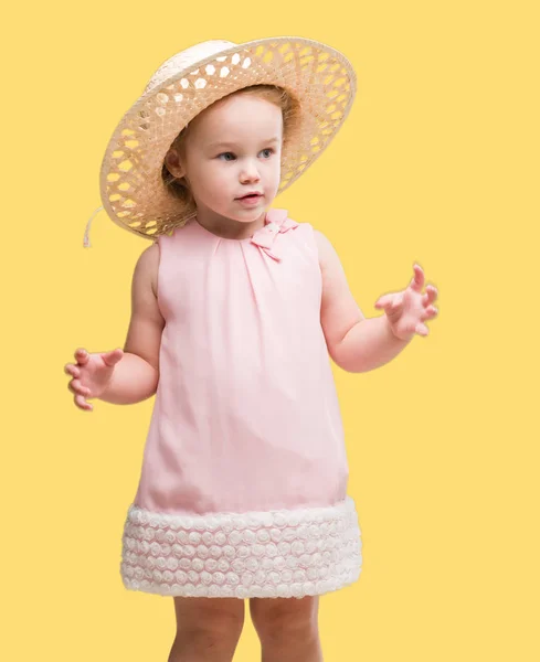 Όμορφη Ξανθιά Παιδί Φοράει Καπέλο Καλοκαίρι — Φωτογραφία Αρχείου