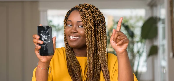 Αφρικανική Αμερικανική Γυναίκα Δείχνει Σπασμένο Smartphone Εξέπληξε Μια Ιδέα Θέμα — Φωτογραφία Αρχείου