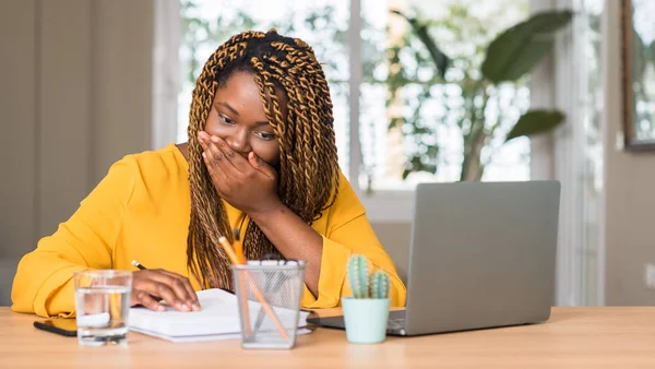 Africano Americano Mulher Estudando Com Laptop Boca Tampa Com Mão — Fotografia de Stock