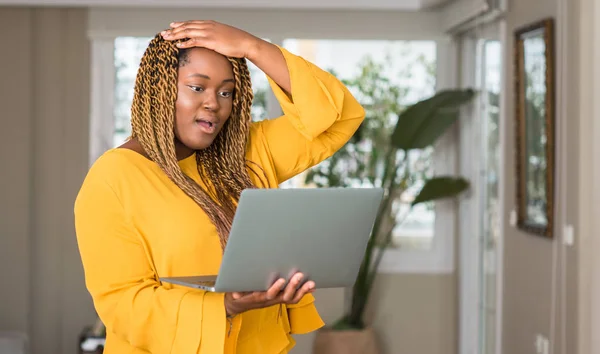 Donna Afroamericana Con Laptop Stressato Con Mano Sulla Testa Scioccato — Foto Stock