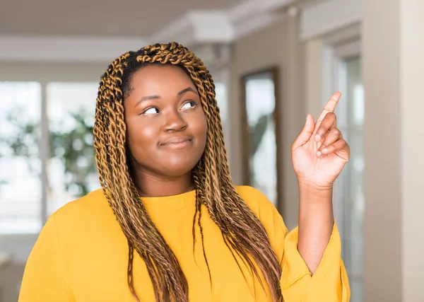 African American Kobieta Domu Zaskoczyła Pomysł Lub Pytanie Palcem Wskazującym — Zdjęcie stockowe