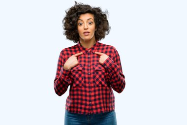 Parmak ile işaret güzel Arap kadın mutlu ve ifade wow jest, tezahürat