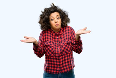 Güzel Arap kadın şüphe ifade, şaşırtmak ve kavramı, belirsiz gelecekte omuzlarında shrugging merak ediyorum