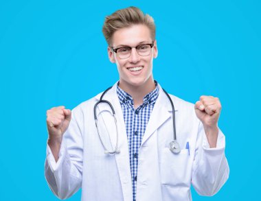 Duygu tezahürat gurur çığlık ve zafer ve başarı çok heyecanlı, kutluyor genç yakışıklı sarışın doktor