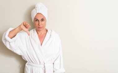 Güzel orta yaş kadın, ıslak bir havlu kızgın yüzü, eksi işareti aşağı antipati başparmak ile gösterilen, ret kavramı ile giyen saç