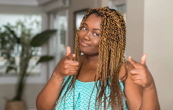 Afrikanisch Amerikanische Frau Hause Zeigt Mit Dem Finger Die Kamera — Stockfoto