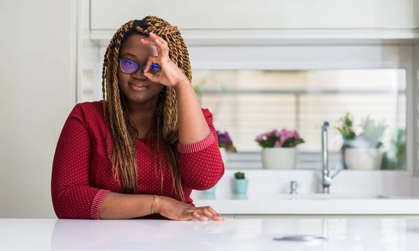 African American Woman Sitter Hemma Med Glada Ansikte Leende Gör — Stockfoto