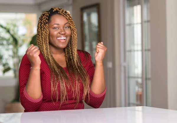 Femme Afro Américaine Assise Maison Criant Fière Célébrant Victoire Succès — Photo