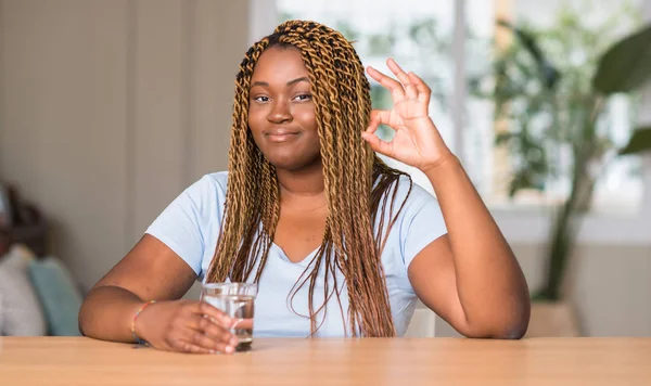 Αφρικανική Αμερικανική Γυναίκα Πόσιμο Νερό Κάνει Εντάξει Πινακίδα Δάχτυλα Εξαιρετική — Φωτογραφία Αρχείου