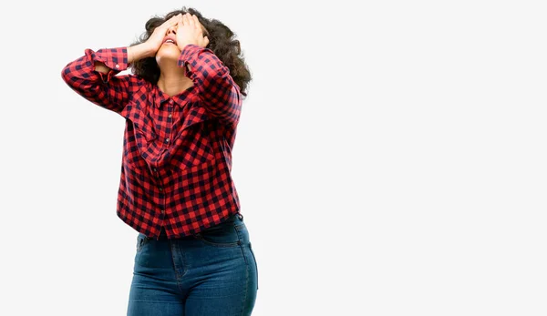 Mooie Arabische Vrouw Stressvolle Houden Handen Het Hoofd Moe Gefrustreerd — Stockfoto