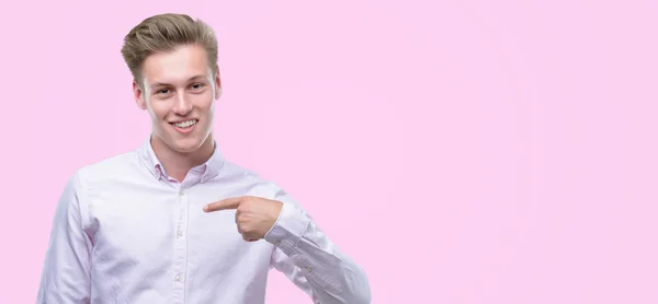 Ung Snygg Blond Man Med Överraskning Ansikte Pekande Finger Till — Stockfoto