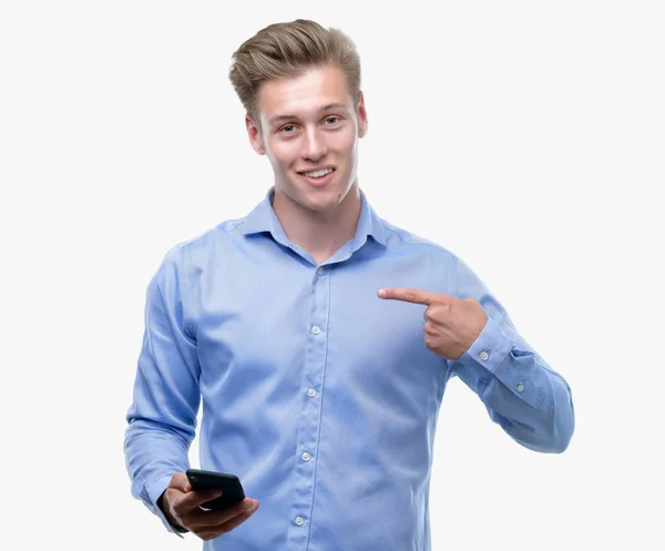 Junger Schöner Blonder Mann Mit Smartphone Und Überraschendem Gesicht Der — Stockfoto