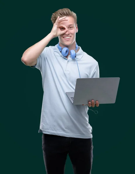 Joven Hombre Rubio Guapo Usando Ordenador Portátil Con Cara Feliz — Foto de Stock